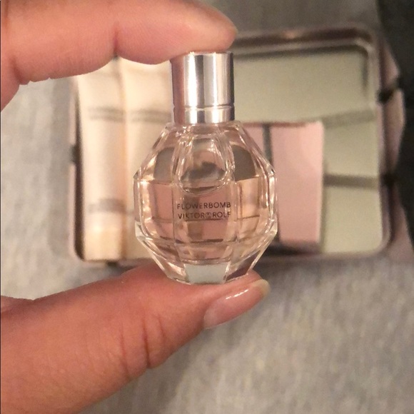 🌸Viktor & Rolf Flowerbomb🌸 - Picture 5 of 7